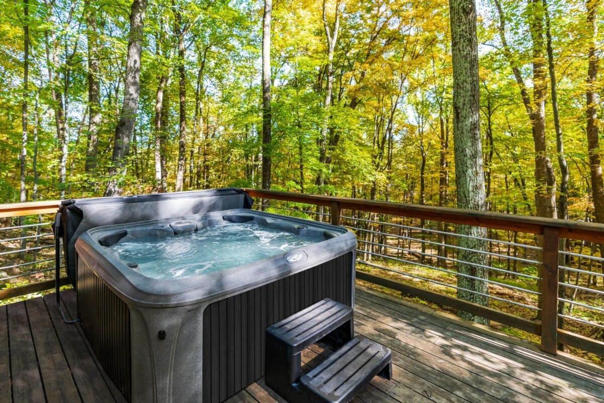 Chalet W Hot Tub, Large Deck, Grill, & Fast Wifi Berkeley Springs Dış mekan fotoğraf