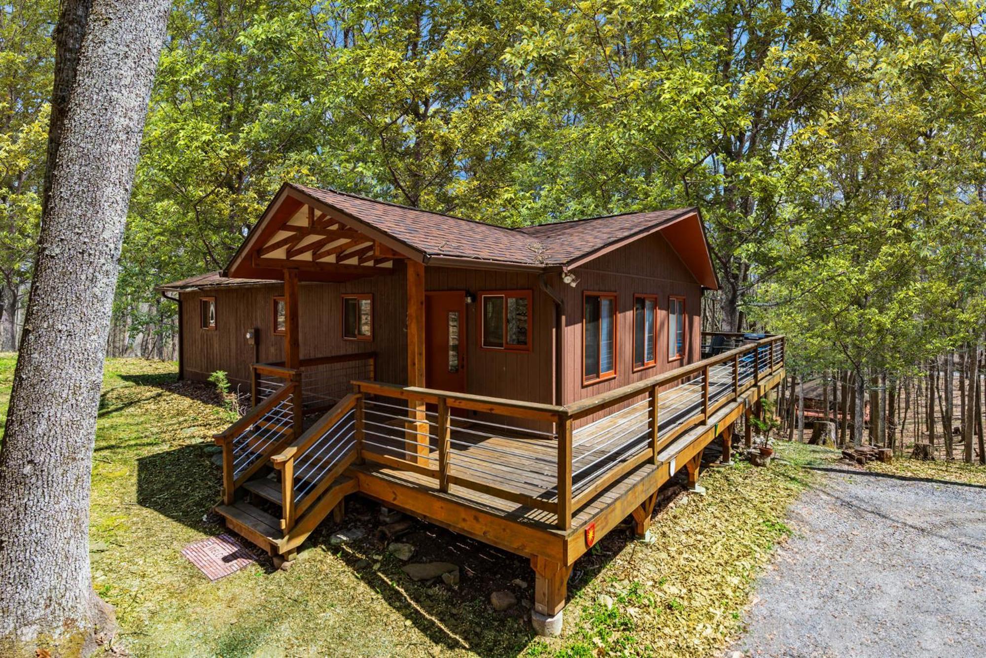 Chalet W Hot Tub, Large Deck, Grill, & Fast Wifi Berkeley Springs Dış mekan fotoğraf
