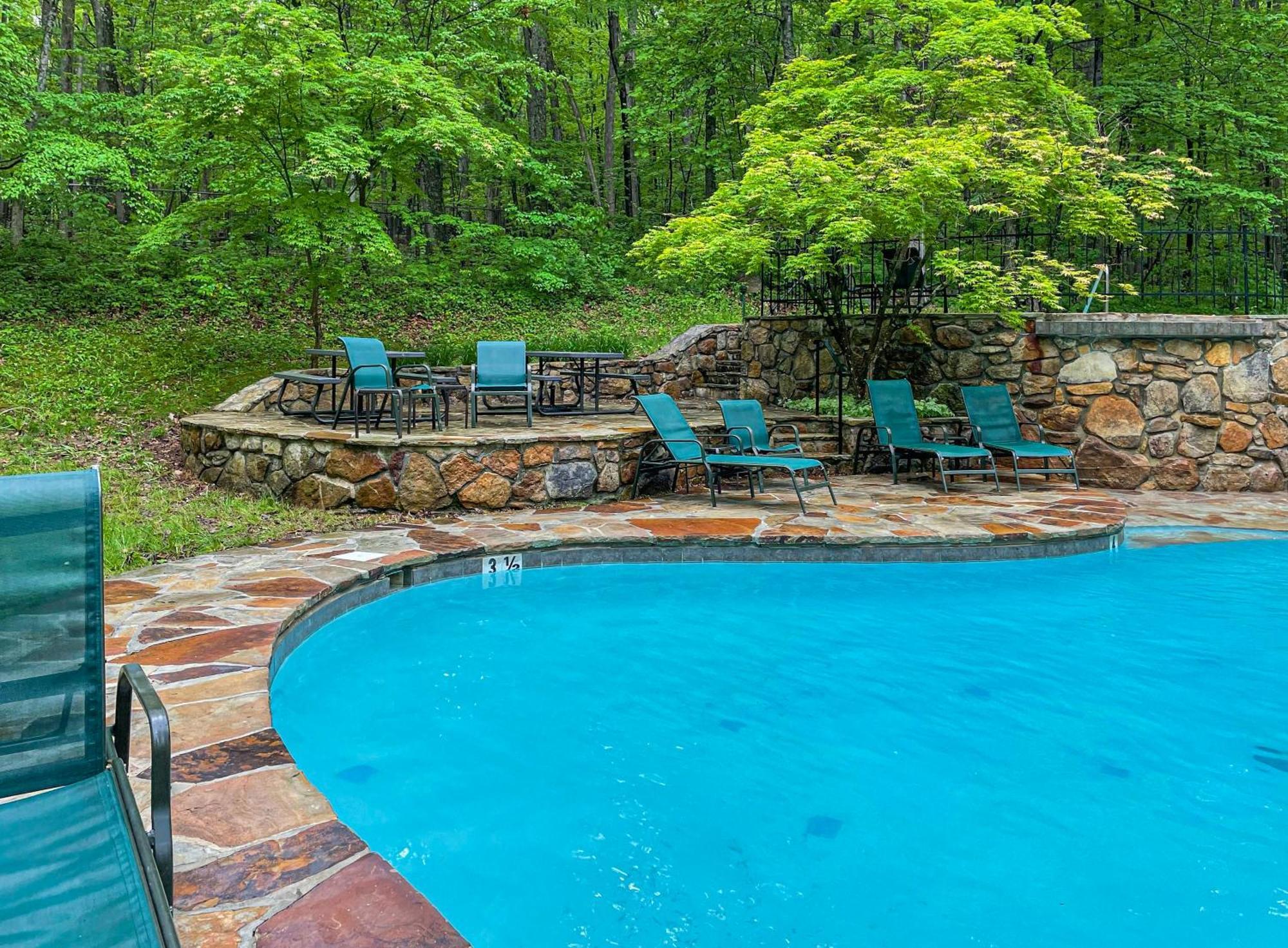 Chalet W Hot Tub, Large Deck, Grill, & Fast Wifi Berkeley Springs Dış mekan fotoğraf